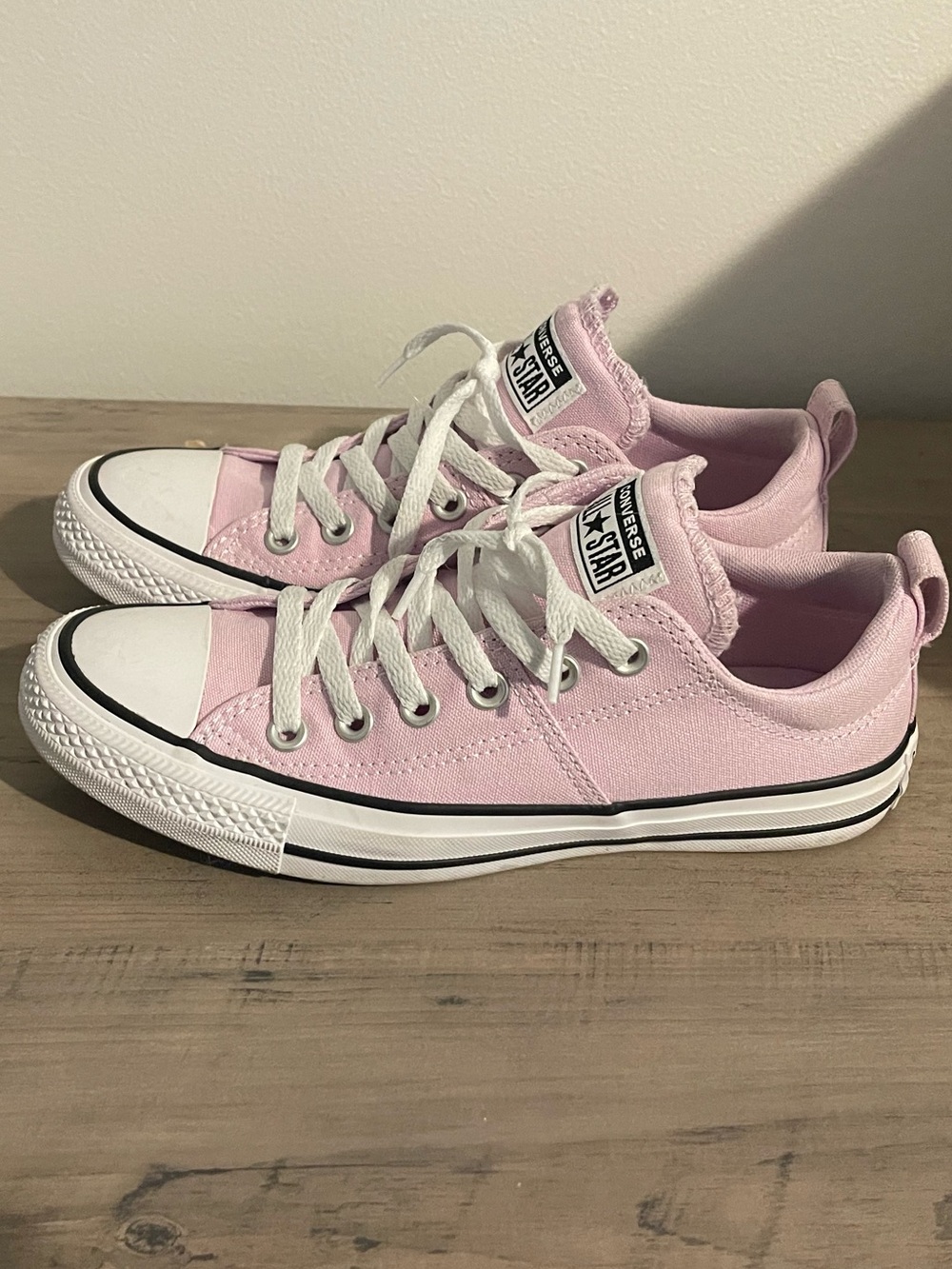 Converse Chuck Taylor Low Top Sneakers 👟